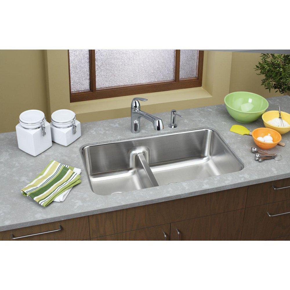 Elkay Lustrous Satin 32-1/16 x 18-1/2 in. No Hole Stainless Steel Double Bowl Undermount Kitchen Sink 