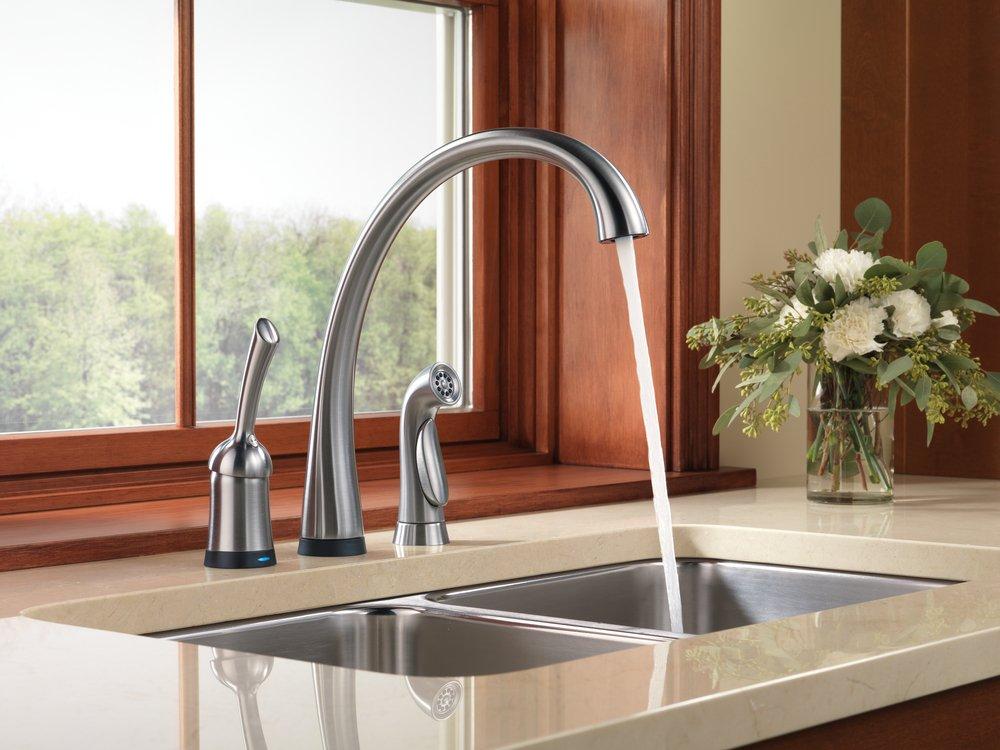 Delta Faucet Polished Chrome Single Handle Touch Activated Kitchen Faucet with Side Spray and Touch2O Technology 