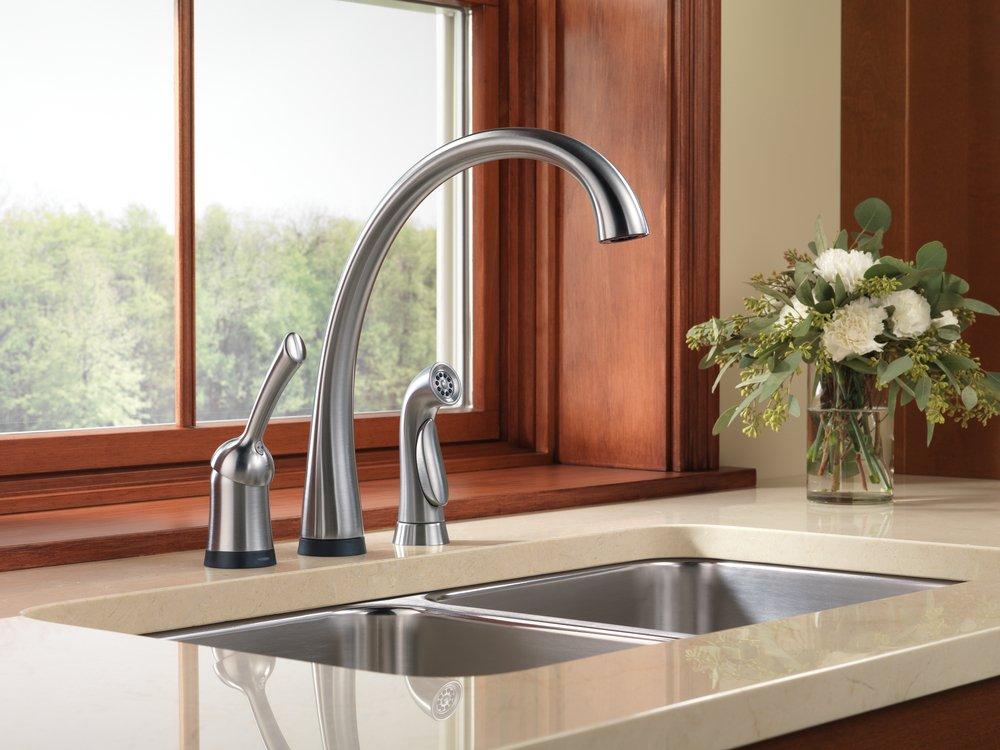 Delta Faucet Polished Chrome Single Handle Touch Activated Kitchen Faucet with Side Spray and Touch2O Technology 