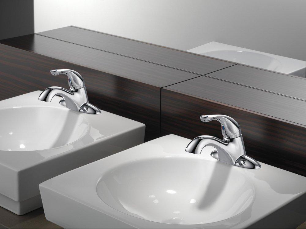 Delta Faucet Chrome Single Handle Centerset Bathroom Sink Faucet 
