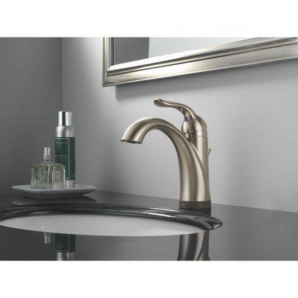 Delta Faucet Chrome Single Handle Centerset Bathroom Sink Faucet 