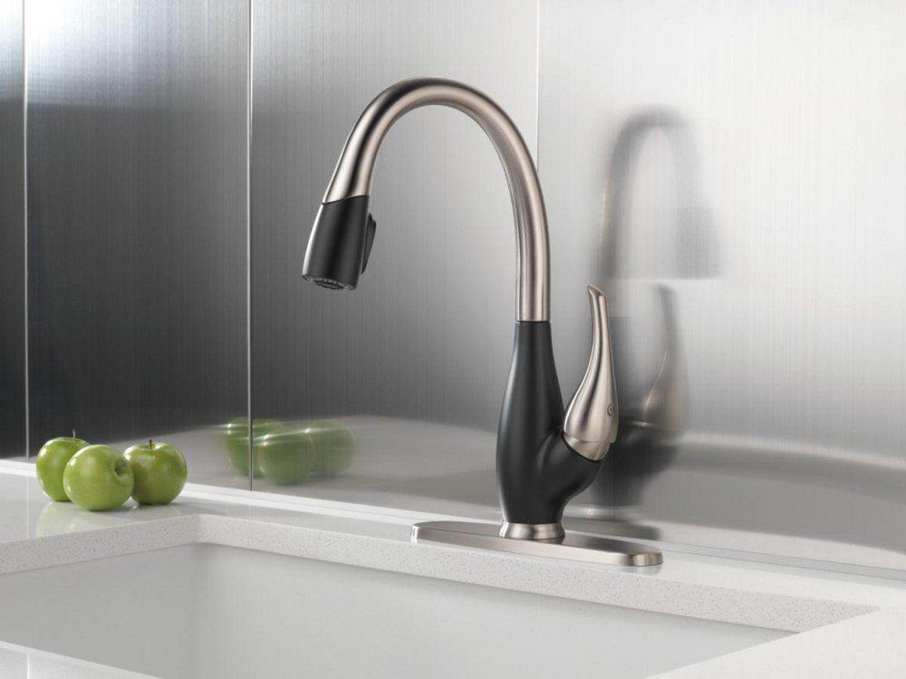 Delta Faucet SpotShield&reg; Stainless/Black Single Handle Pull Down Kitchen Faucet 