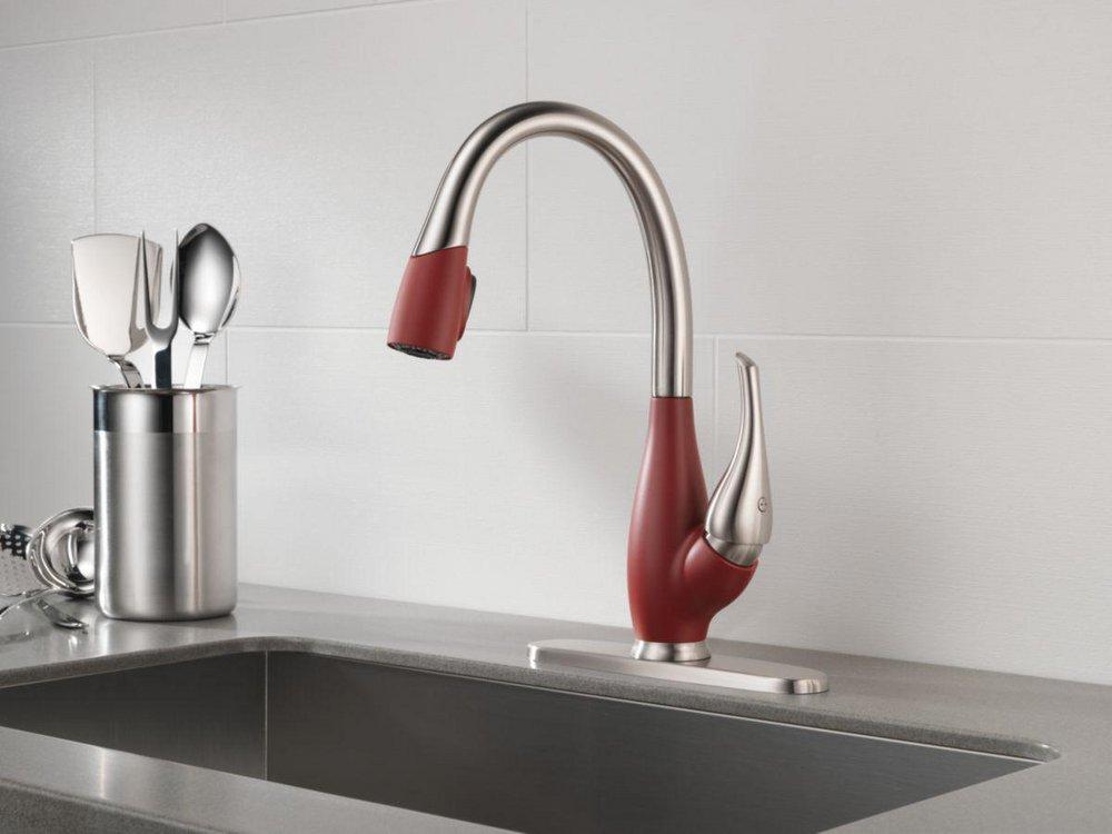Delta Faucet Brilliance Stainless/White Single Handle Pull Down Kitchen Faucet 