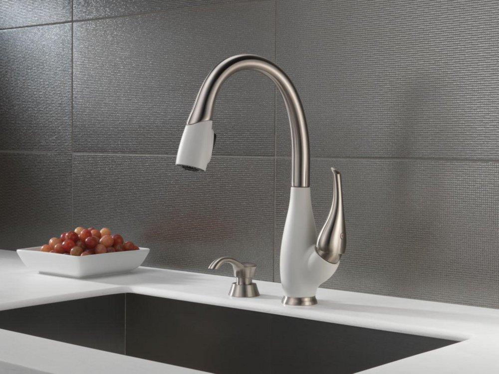 Delta Faucet Brilliance&reg; Stainless/White Single Handle Pull Down Kitchen Faucet 