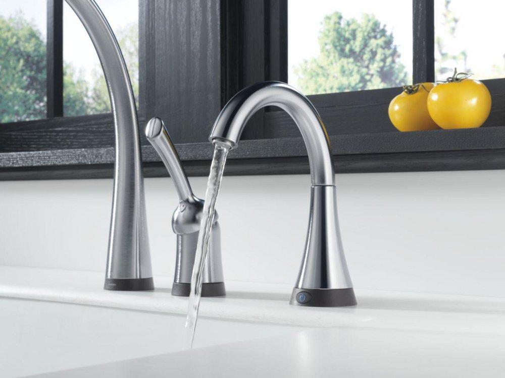 Delta Faucet Arctic Stainless Single Handle Pull Down Touch Activated Kitchen Faucet with Two-Function Spray, Magnetic Docking and Touch2O Technology 