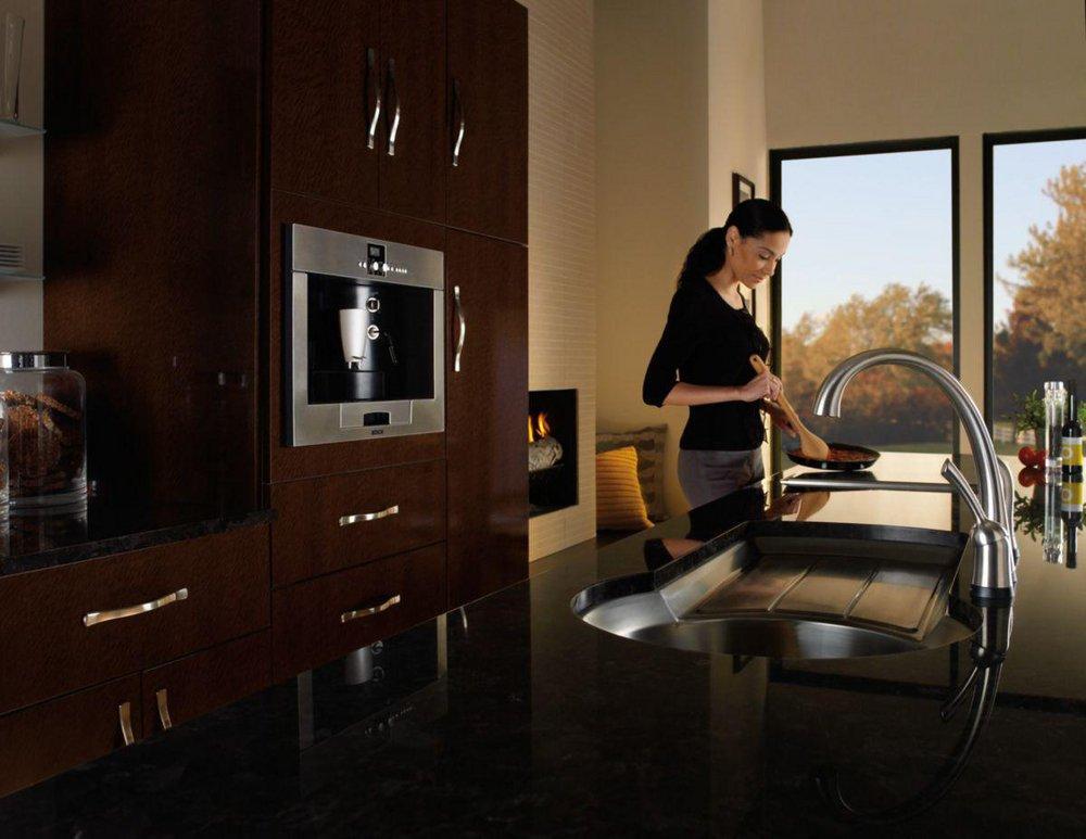 Delta Faucet Arctic Stainless Single Handle Touch Activated Kitchen Faucet with Side Spray and Touch2O Technology 