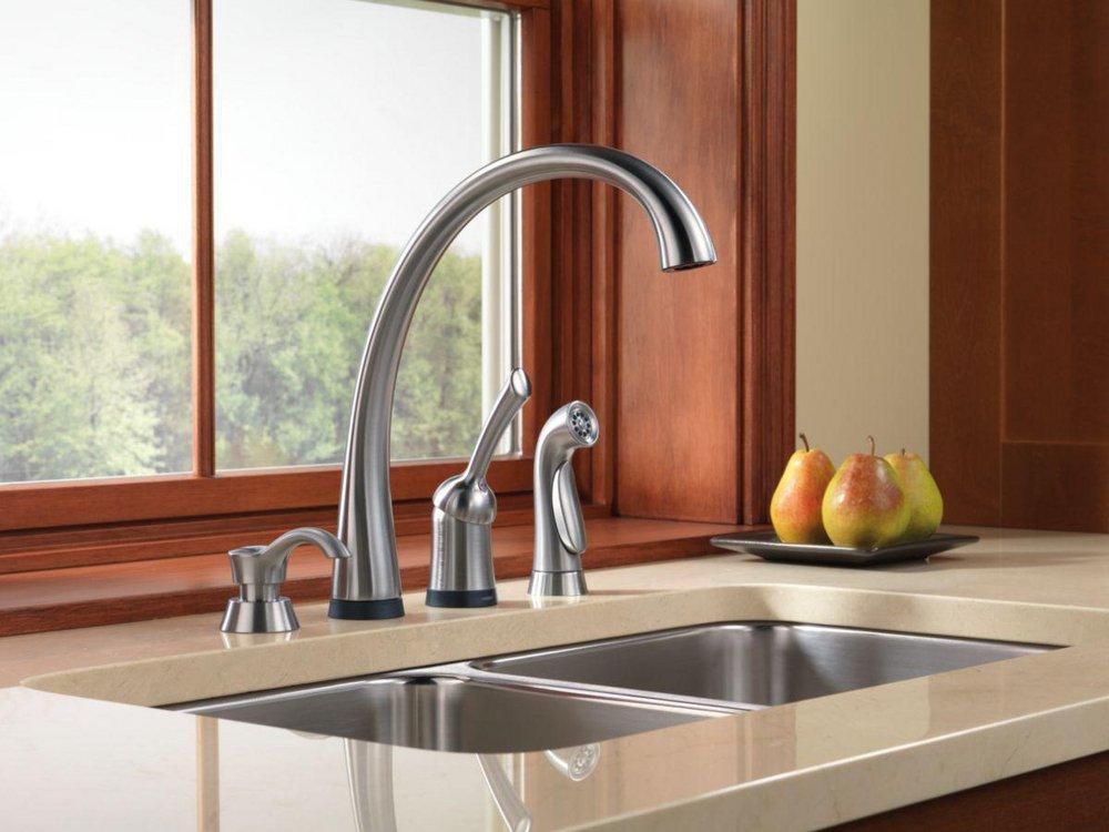 Delta Faucet Arctic Stainless Single Handle Touch Activated Kitchen Faucet with Side Spray and Touch2O Technology 