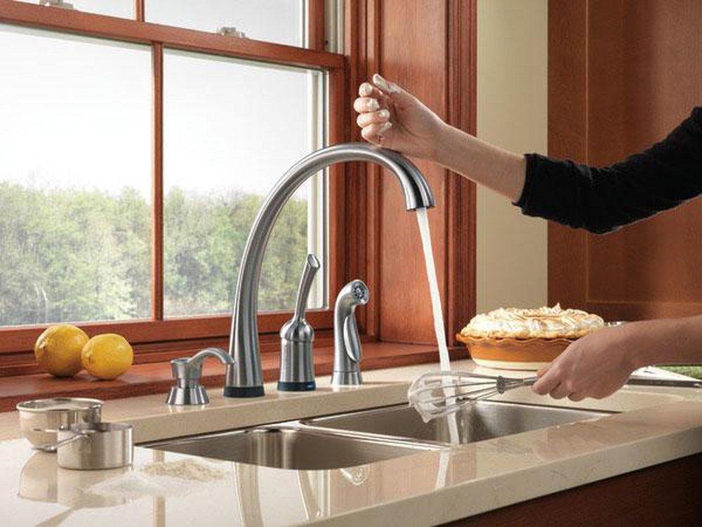 Delta Faucet Arctic Stainless Single Handle Touch Activated Kitchen Faucet with Side Spray and Touch2O Technology 