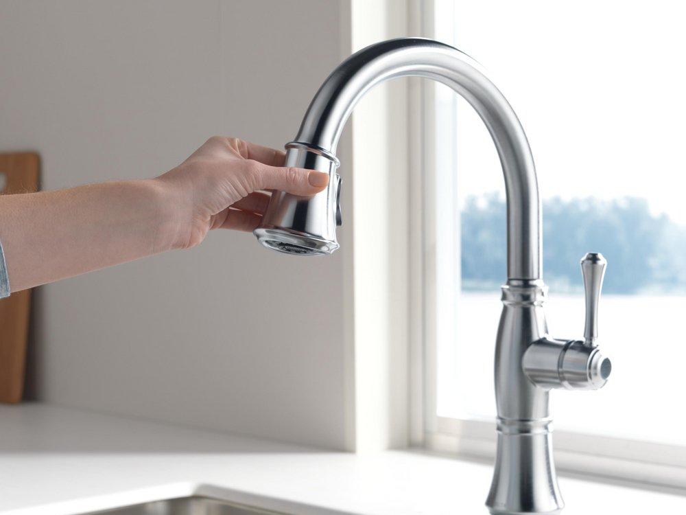 Delta Faucet Arctic Stainless Single Handle Pull Down Kitchen Faucet with Three-Function Spray, Magnetic Docking and ShieldSpray Technology 