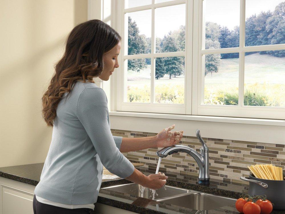 Delta Faucet Arctic Stainless Single Handle Pull Out Touch Activated Kitchen Faucet 