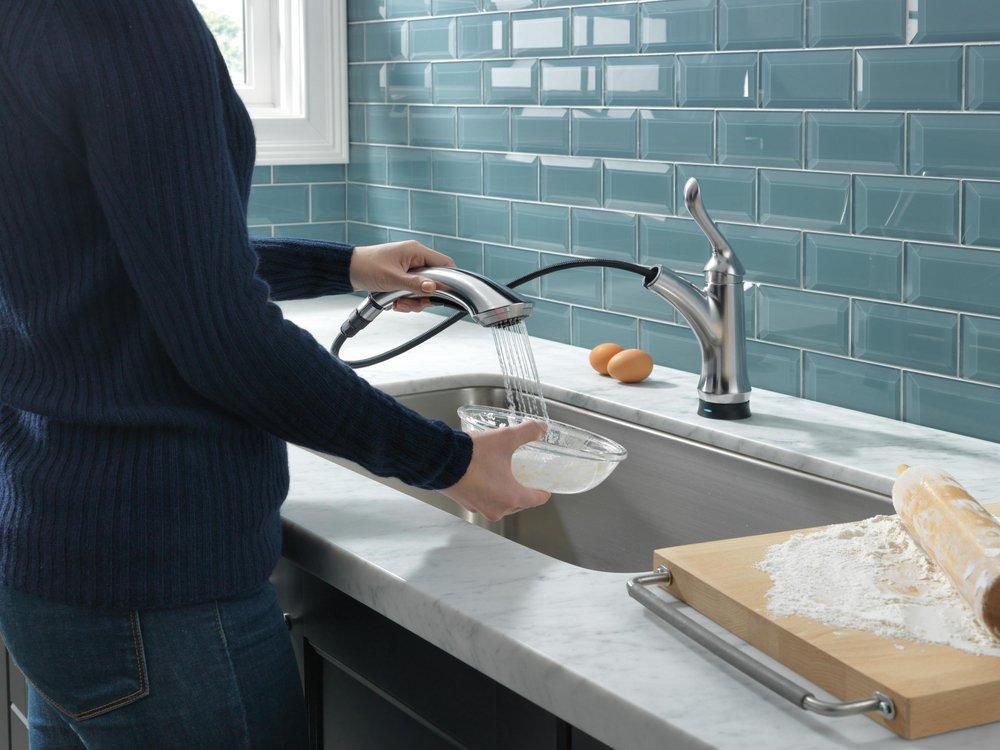 Delta Faucet Arctic Stainless Single Handle Pull Out Touch Activated Kitchen Faucet 