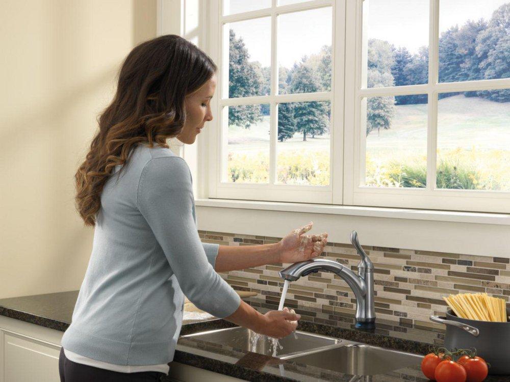 Delta Faucet Arctic Stainless Single Handle Pull Out Touch Activated Kitchen Faucet 