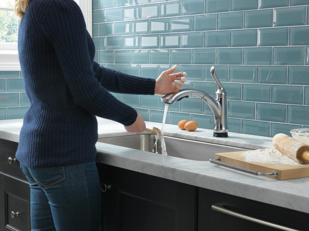 Delta Faucet Arctic Stainless Single Handle Pull Out Touch Activated Kitchen Faucet 