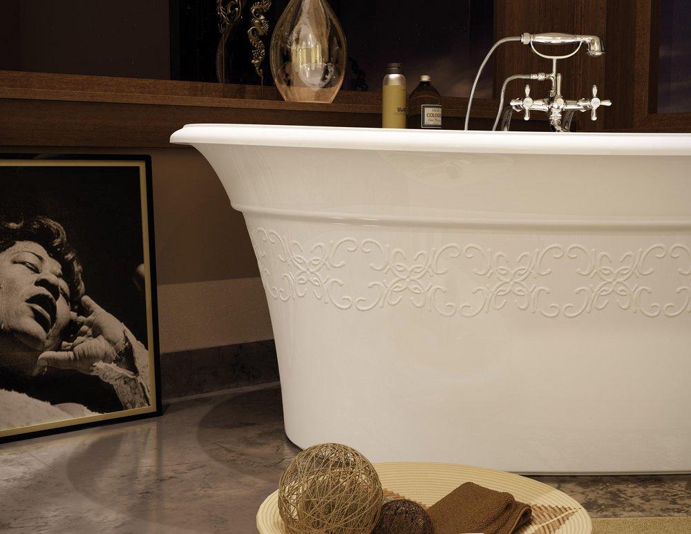 MAAX White 66 x 36 in. Soaker Freestanding Bathtub with Center Drain 