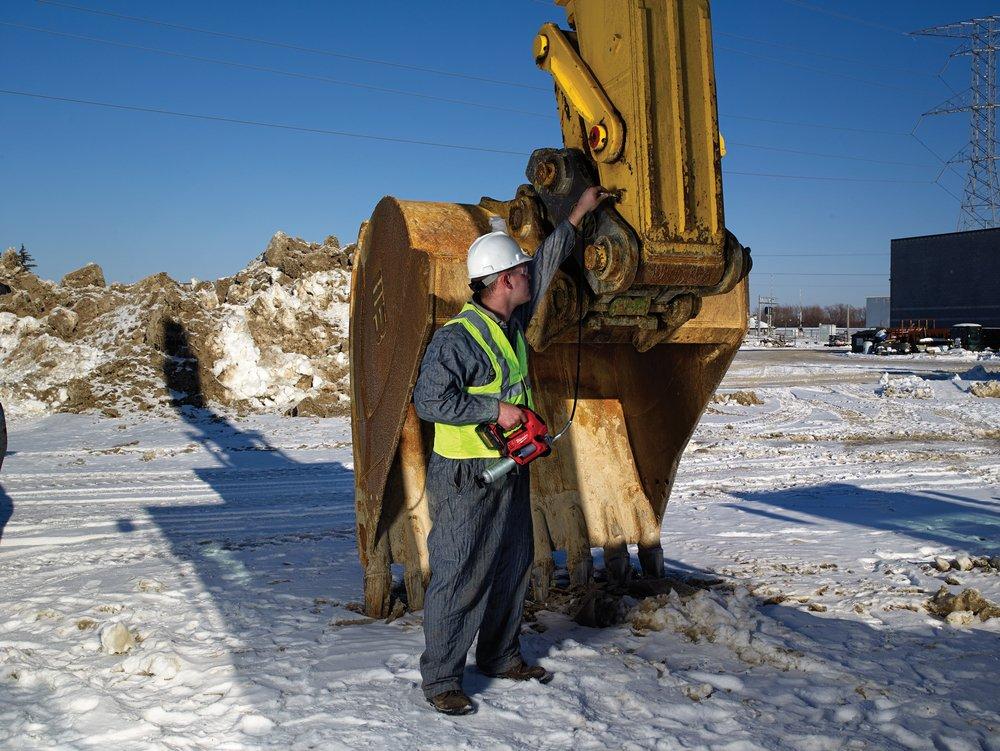 Milwaukee&reg; Red 2-Speed Grease Gun Kit 