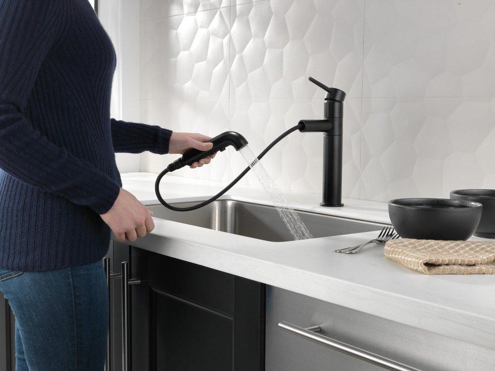 Delta Faucet Matte Black Single Handle Pull Out Kitchen Faucet 