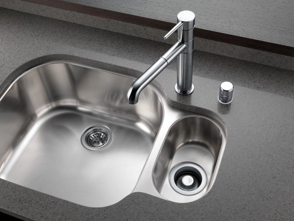 Delta Faucet Arctic Stainless Single Handle Pull Out Kitchen Faucet 