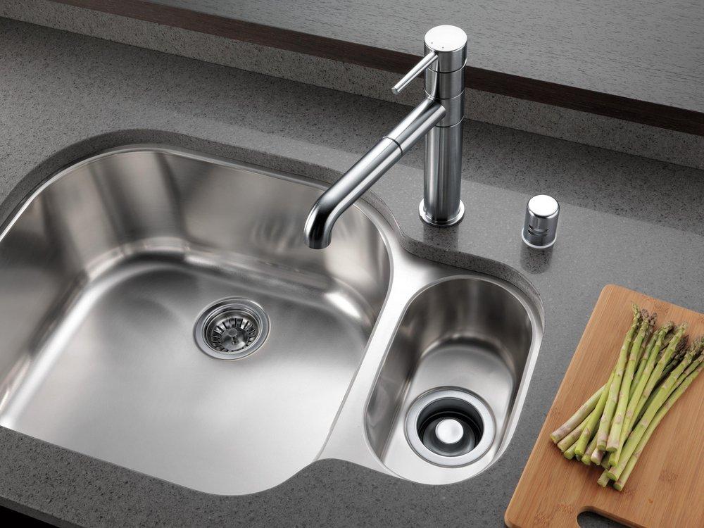 Delta Faucet Arctic Stainless Single Handle Pull Out Kitchen Faucet 