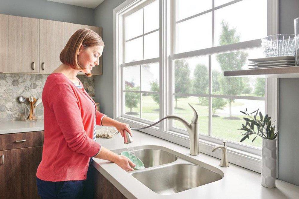 Moen Spot Resist Stainless Single Handle Pull Out Kitchen Faucet with Power Clean and Reflex Technology 