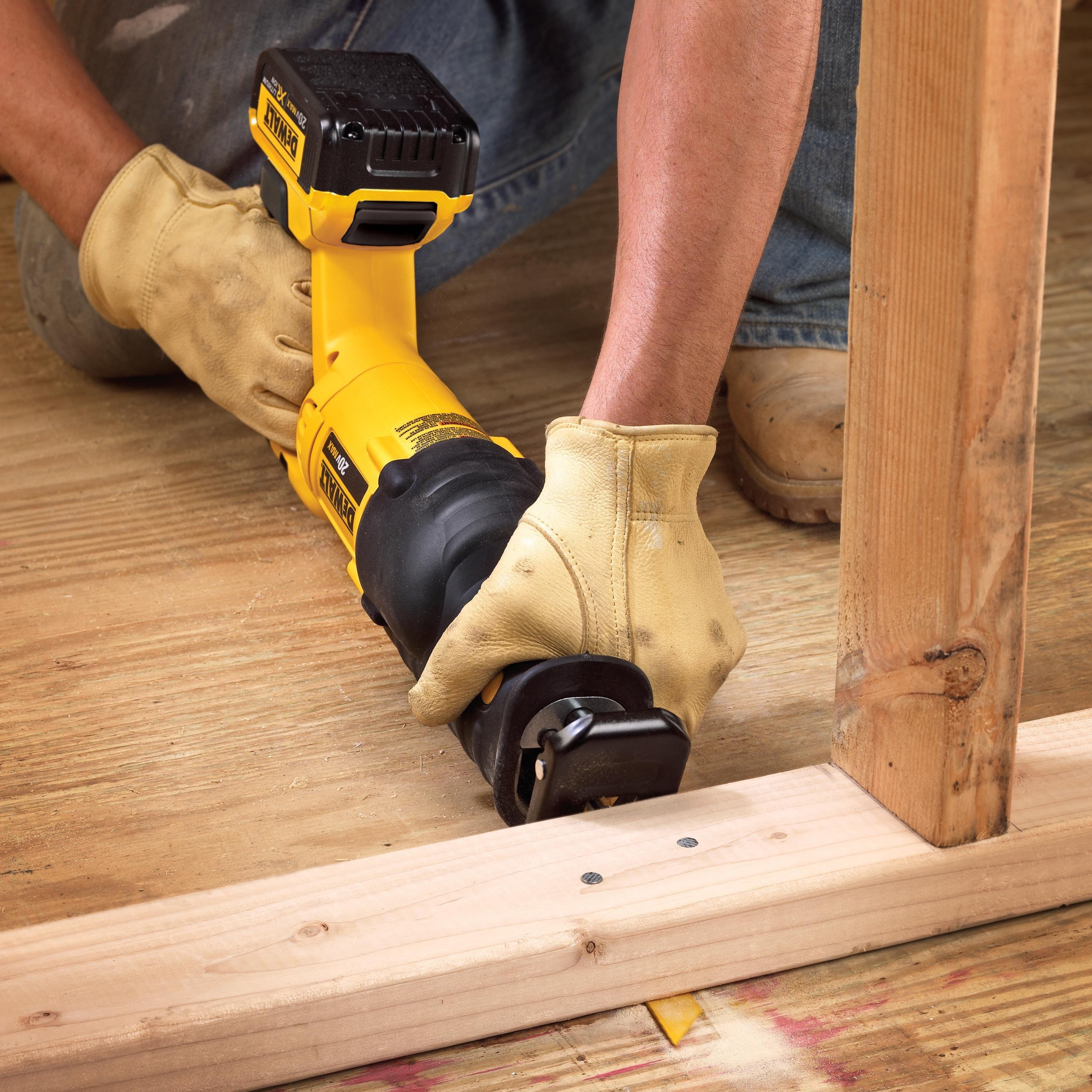 DEWALT Yellow Cordless 5 AMP Lithium-ion Reciprocating Saw Tool Kit 