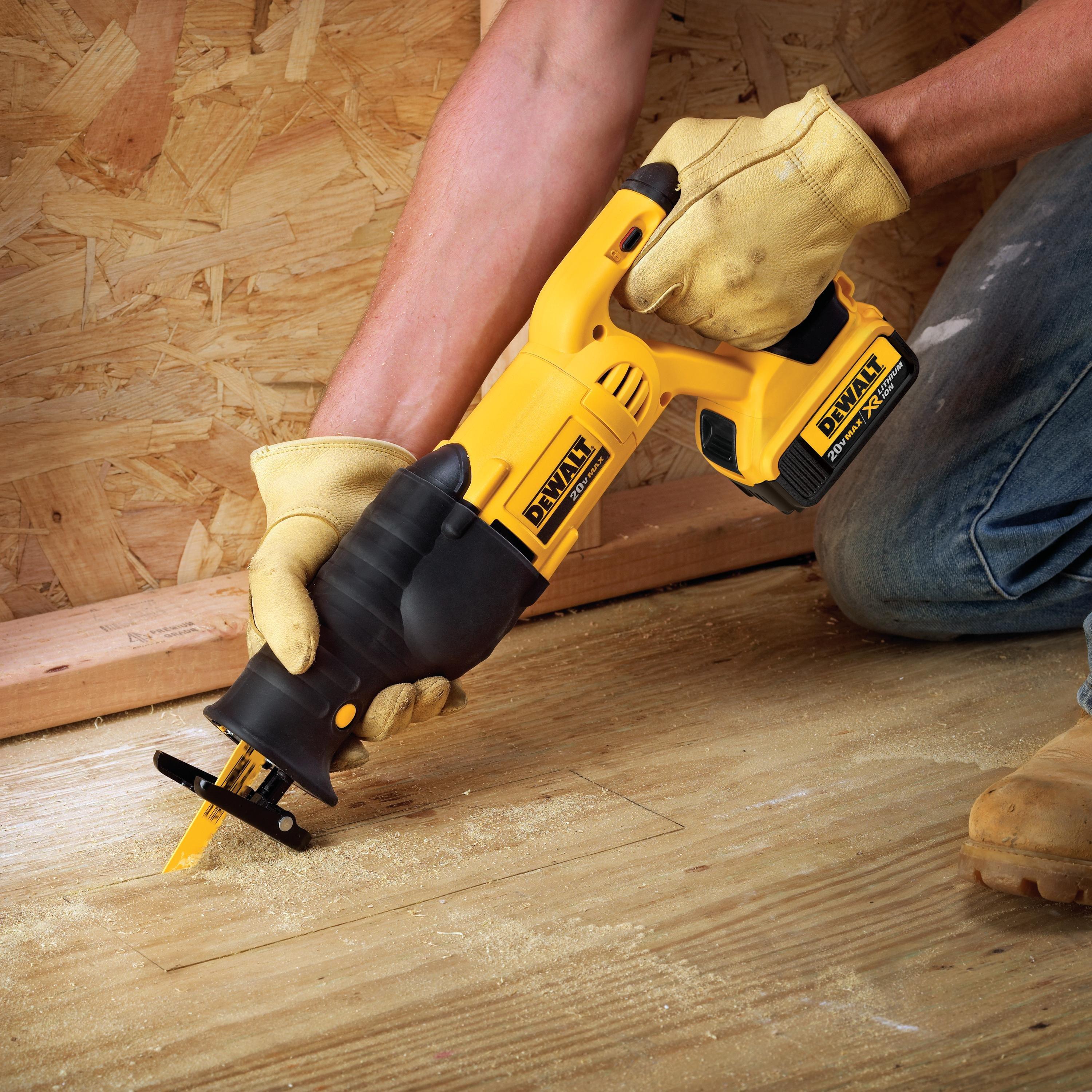 DEWALT Yellow Cordless 5 AMP Lithium-ion Reciprocating Saw Tool Kit 