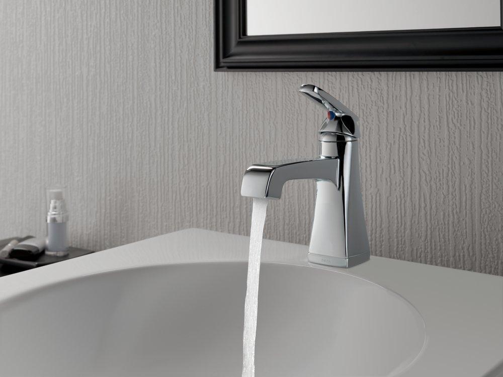 Delta Faucet Brilliance Stainless Single Handle Centerset Bathroom Sink Faucet with Pop-Up Drain Assembly 