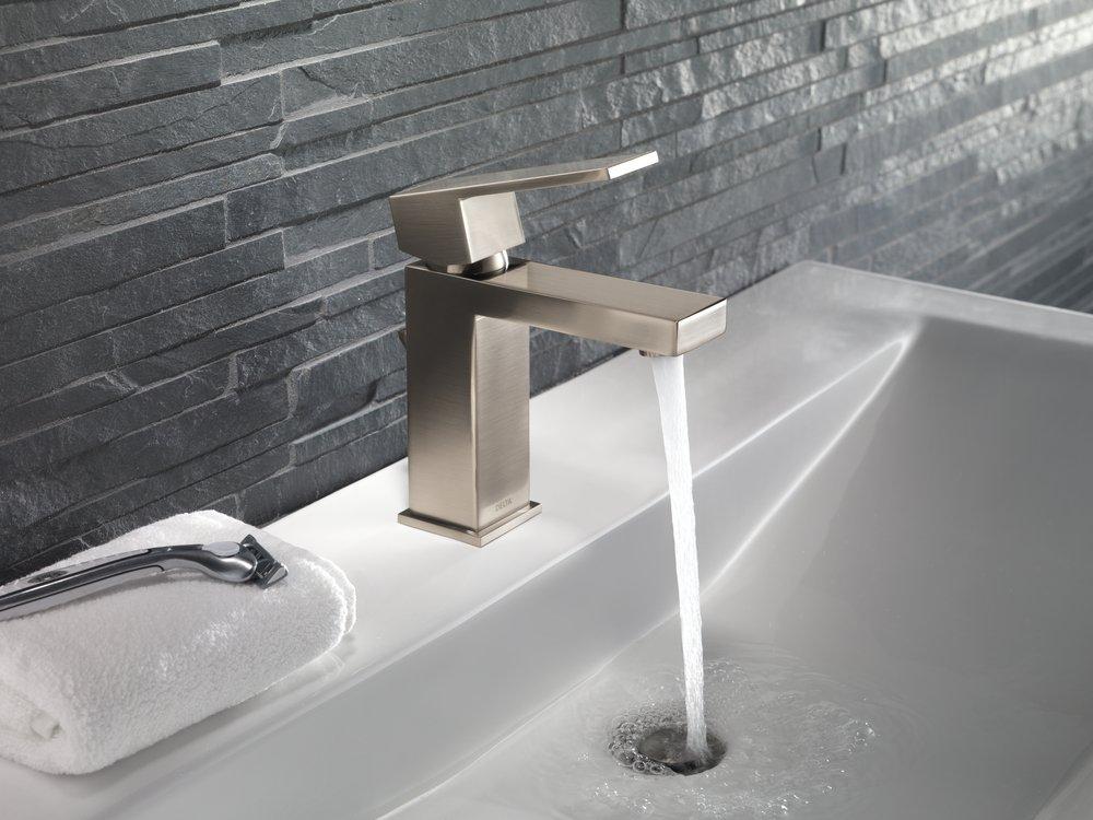 Delta Faucet Chrome Single Handle Centerset Bathroom Sink Faucet with Pop-Up Drain Assembly 