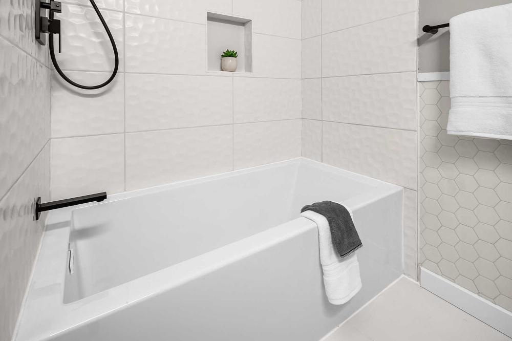 JACUZZI&reg; White 60 x 32 in. Air Bath Alcove Bathtub Left Drain 