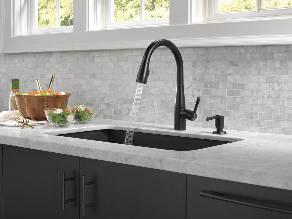 Delta Faucet Matte Black Single Handle Pull Down Kitchen Faucet 