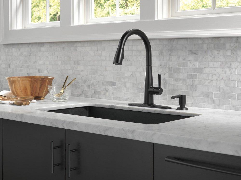 Delta Faucet Matte Black Single Handle Pull Down Kitchen Faucet 