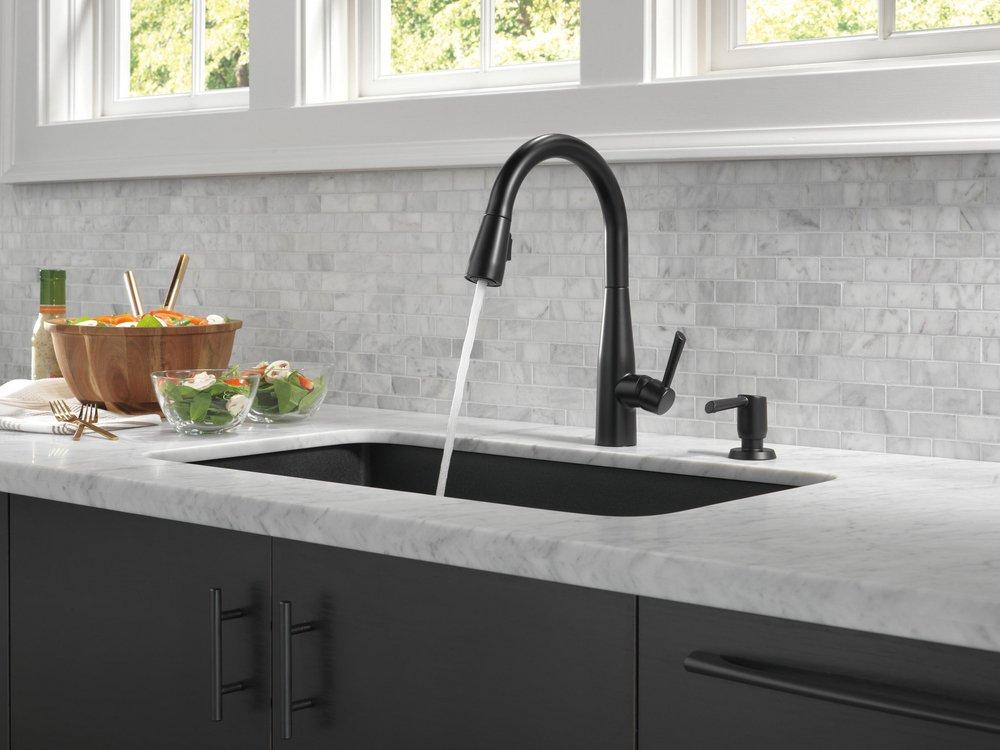 Delta Faucet Matte Black Single Handle Pull Down Kitchen Faucet 