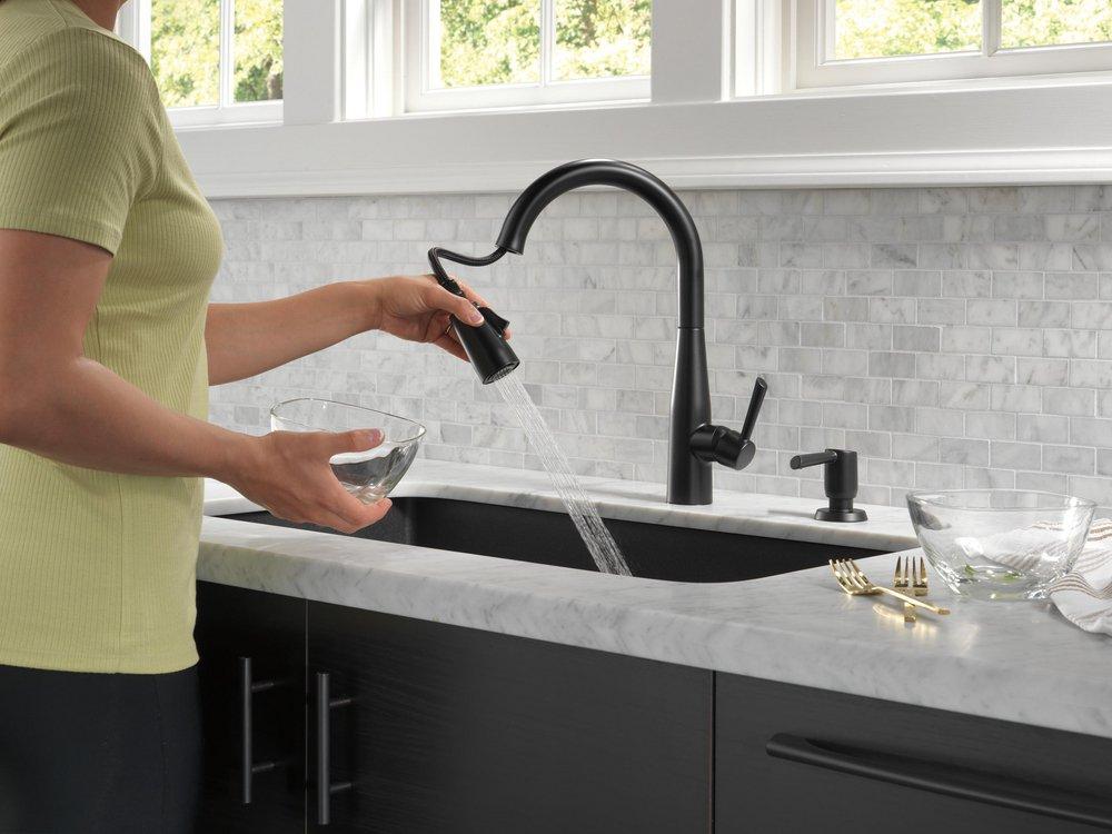 Delta Faucet Matte Black Single Handle Pull Down Kitchen Faucet 