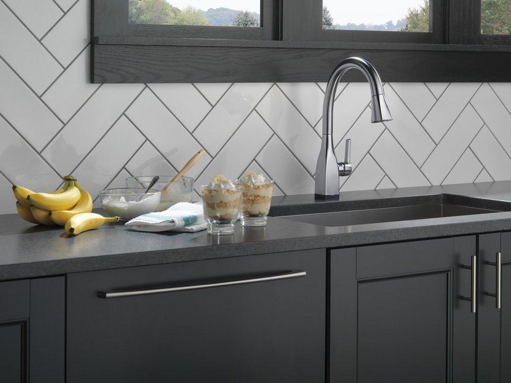 Delta Faucet Arctic Stainless Single Handle Pull-Down Kitchen Faucet With Touch2O&reg;and ShieldSpray&reg;Technologies 