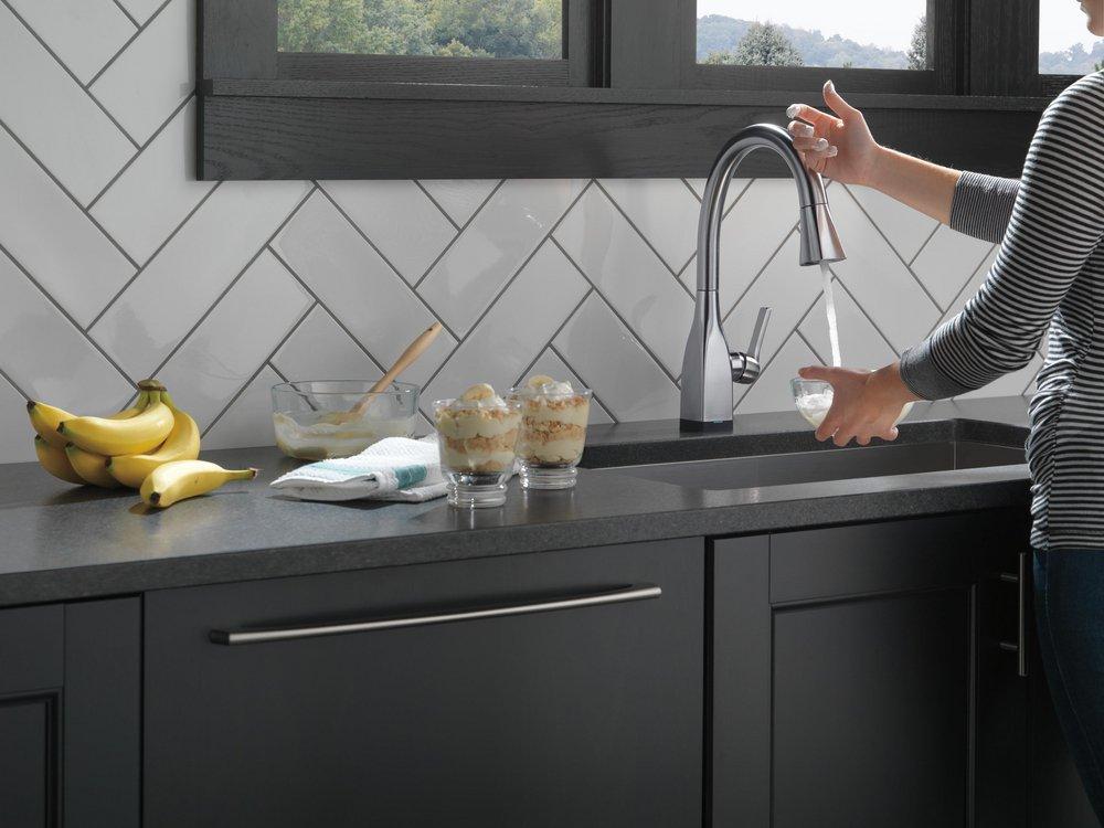 Delta Faucet Arctic Stainless Single Handle Pull-Down Kitchen Faucet With Touch2O&reg;and ShieldSpray&reg;Technologies 