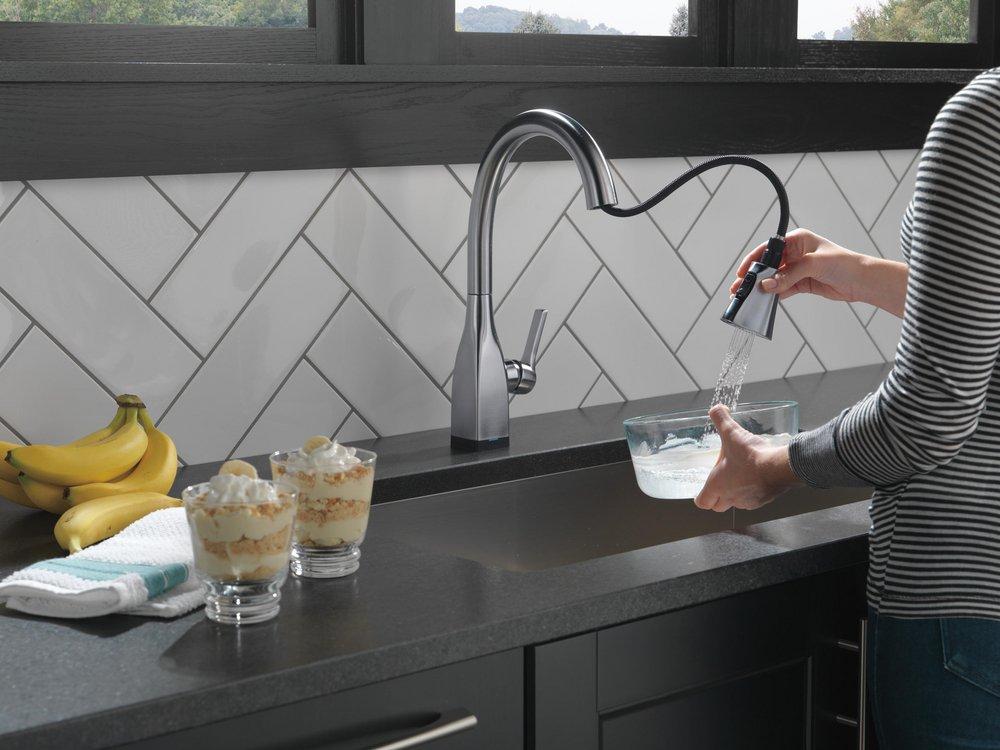 Delta Faucet Arctic Stainless Single Handle Pull-Down Kitchen Faucet With Touch2O&reg;and ShieldSpray&reg;Technologies 