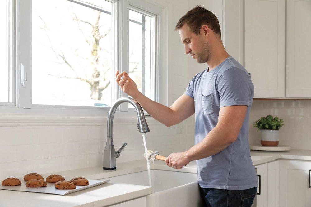 Delta Faucet Arctic Stainless Single Handle Pull-Down Kitchen Faucet With Touch2O&reg;and ShieldSpray&reg;Technologies 