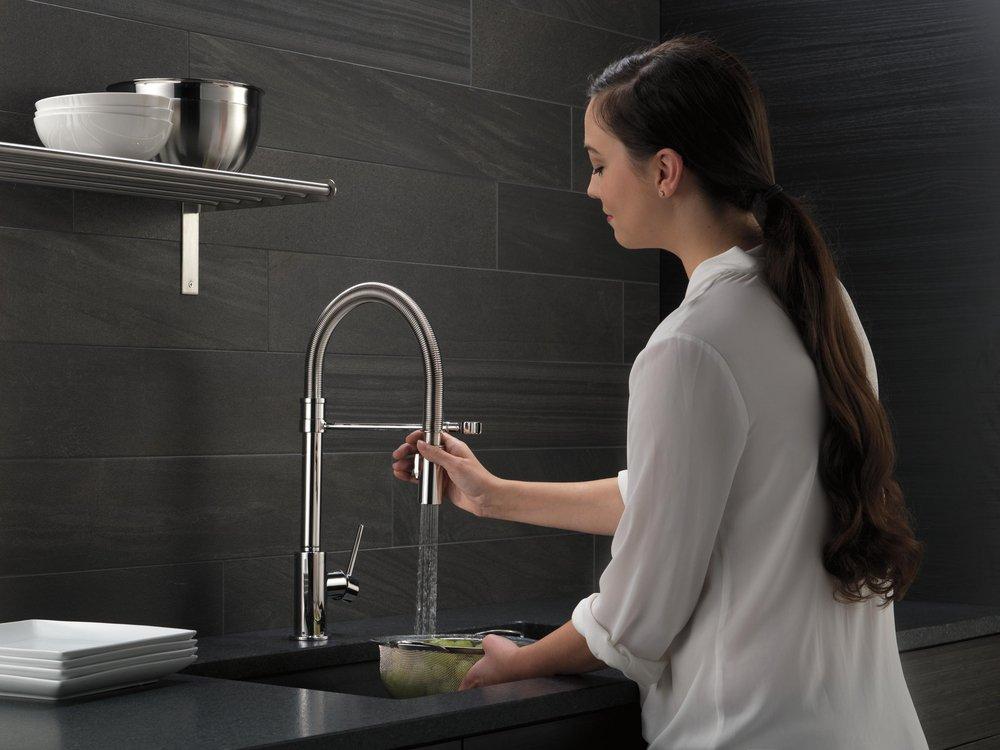 Delta Faucet Chrome Single Handle Pull Down Kitchen Faucet 