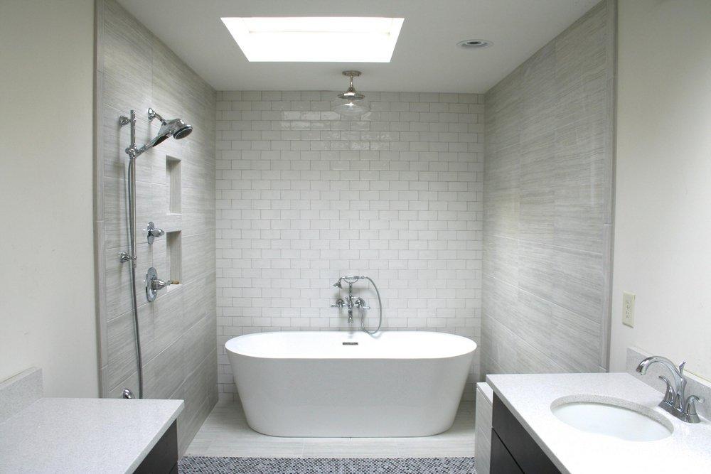 JACUZZI&reg; White 70 x 32 in. Freestanding Bathtub with Center Drain 