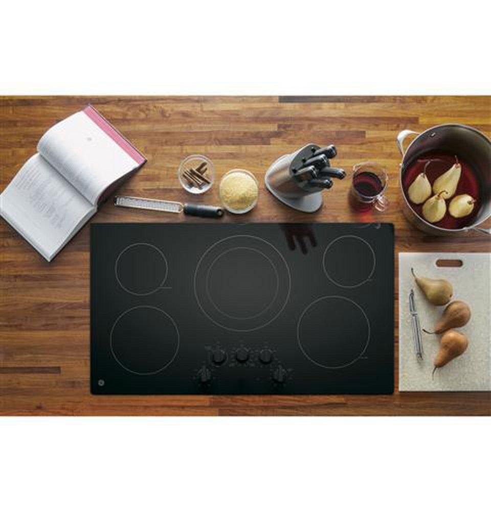 GE&reg; Black 5 Burner Smoothtop Cooktop 