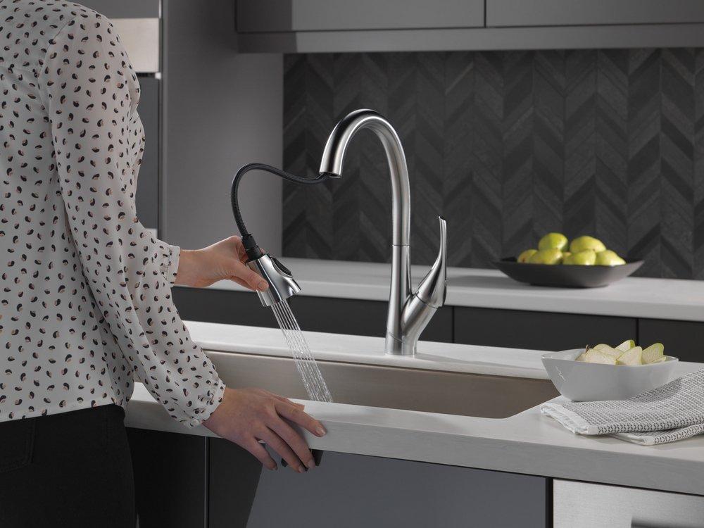 Delta Faucet Arctic Stainless Single Handle Pull Down Kitchen Faucet 