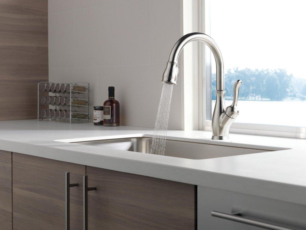 Delta Faucet SpotShield&reg; Stainless Single Handle Pull Down Kitchen Faucet 