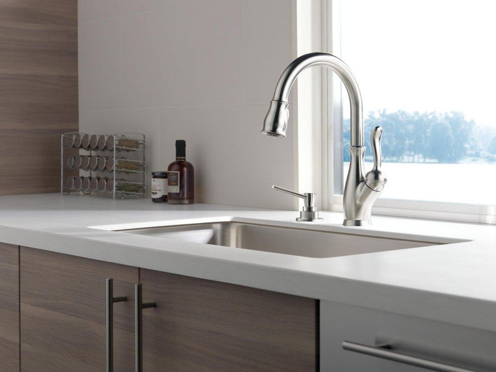 Delta Faucet SpotShield Stainless Single Handle Pull Down Kitchen Faucet 