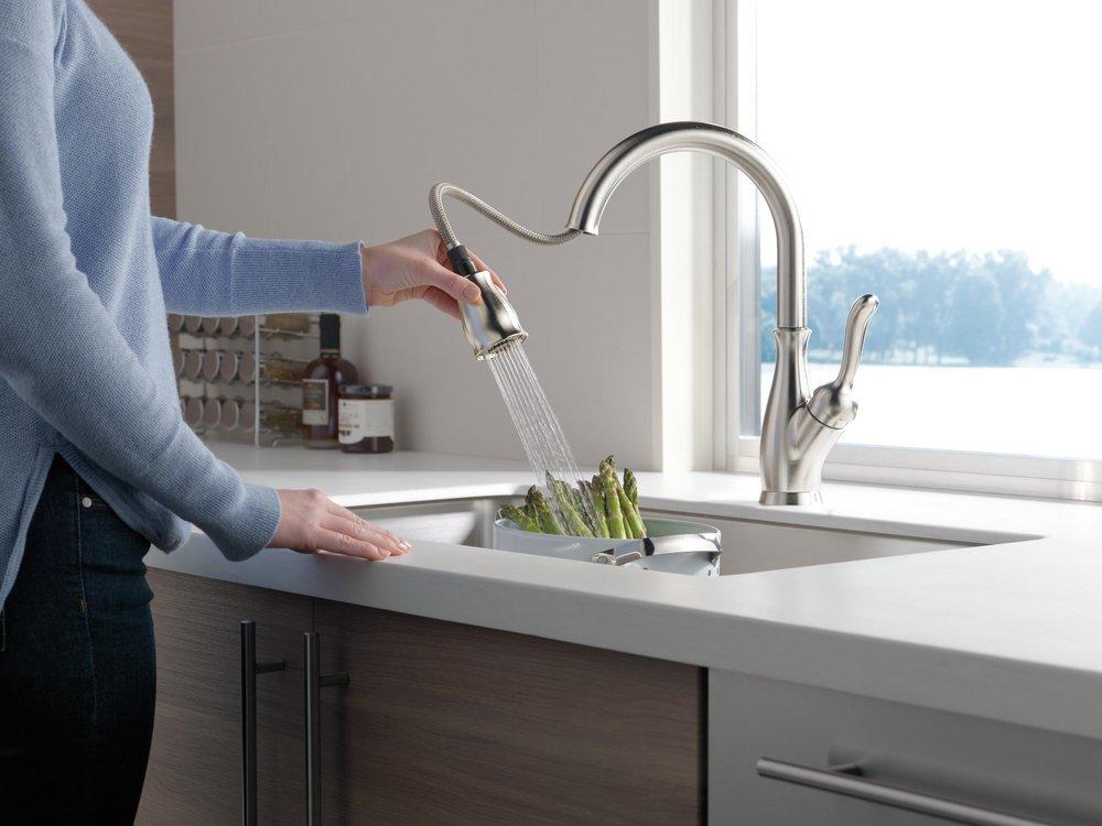 Delta Faucet SpotShield&reg; Stainless Single Handle Pull Down Kitchen Faucet 