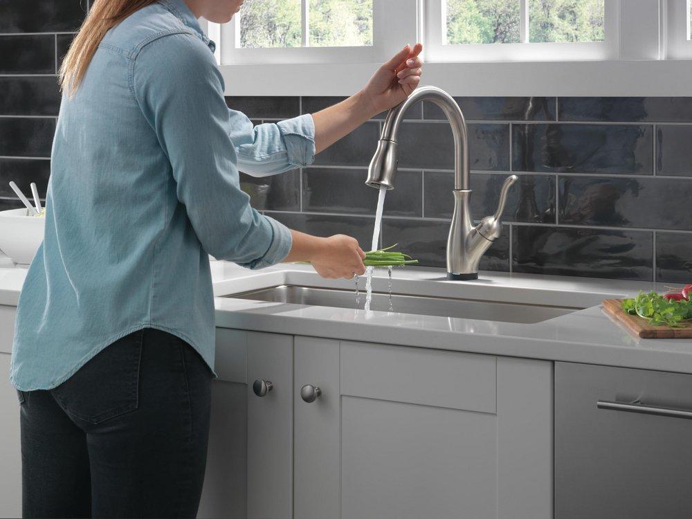 Delta Faucet SpotShield Stainless Single Handle Pull Down Touch Activated Kitchen Faucet 