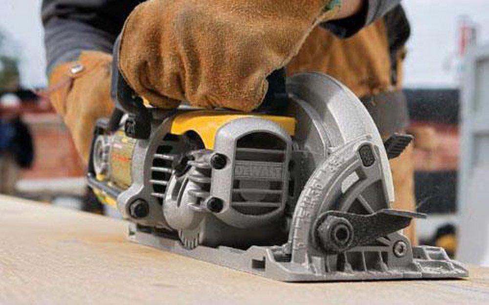DEWALT Worm Drive Saw with Electric Brake 