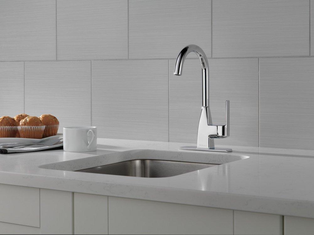 Peerless&reg; Chrome Single Handle Lever Bar Faucet 