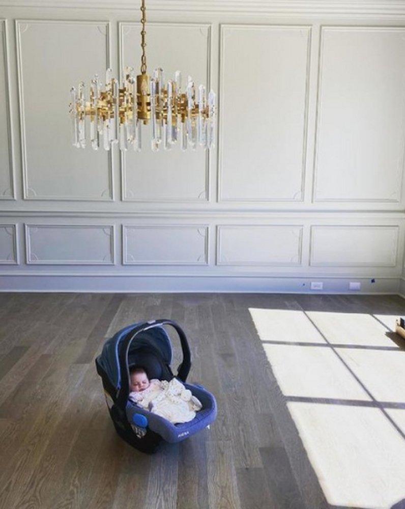 Visual Comfort & Co. Signature Hand-Rubbed Antique Brass 15-1/4 x 32 in. 40W 1-Tier 18-Light Modern Chandelier 