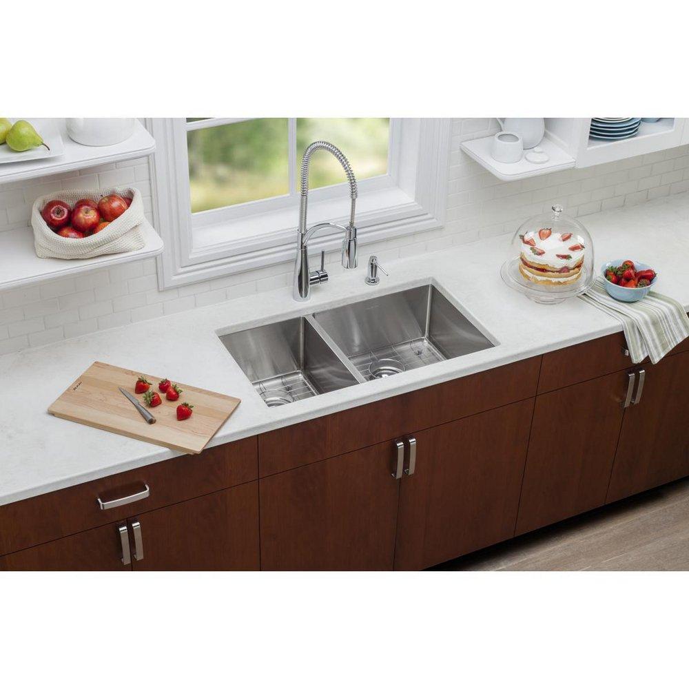 Elkay Polished Satin 31-1/2 x 18-1/2 in. No Hole Stainless Steel Double Bowl Undermount Kitchen Sink 