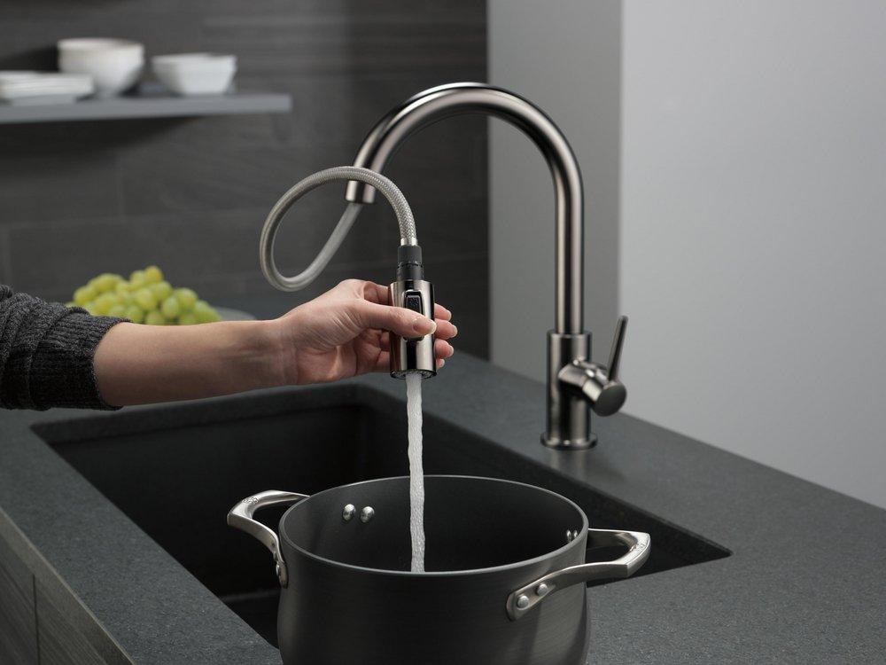 Delta Faucet Black Stainless Single Handle Pull Down Kitchen Faucet 