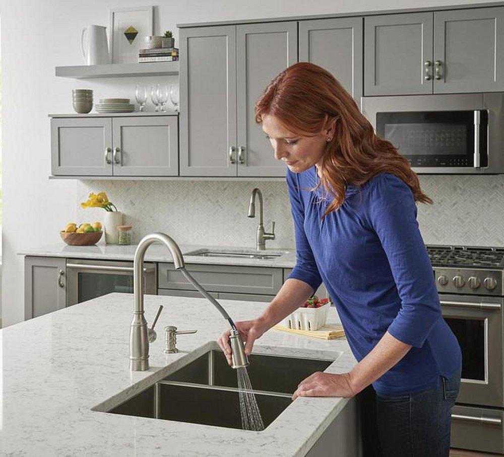 Moen Spot Resist&trade; Stainless Pull Out and Pull Down Kitchen Faucet 